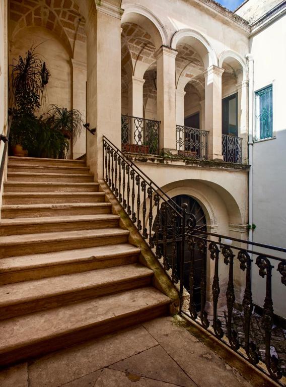 CA - Historic apartment with refined design - 3