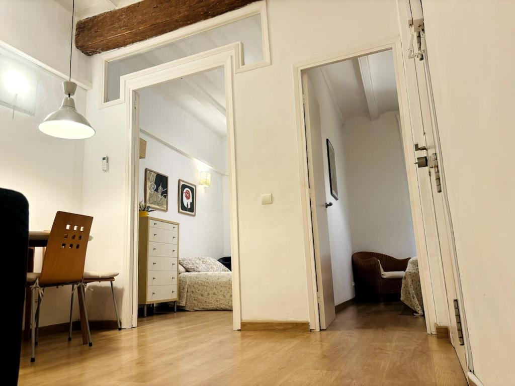 Charming Stay in Barcelona Near Las Ramblas - 4
