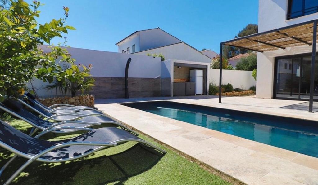 Contemporary Provençal villa with pool - 2