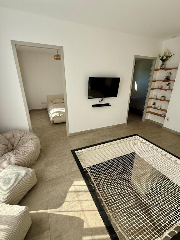 Contemporary Provençal villa with pool - 4