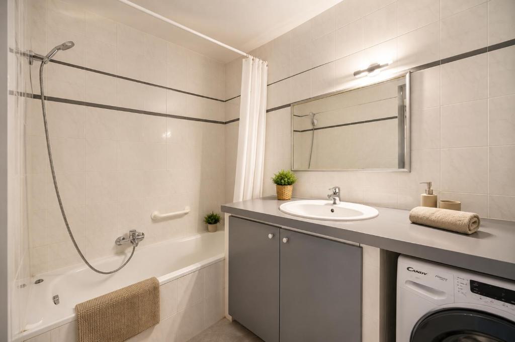 FRGK Tamaris Apartment Antibes Terrace, AC & Ultra-Fast Wi-Fi - 5