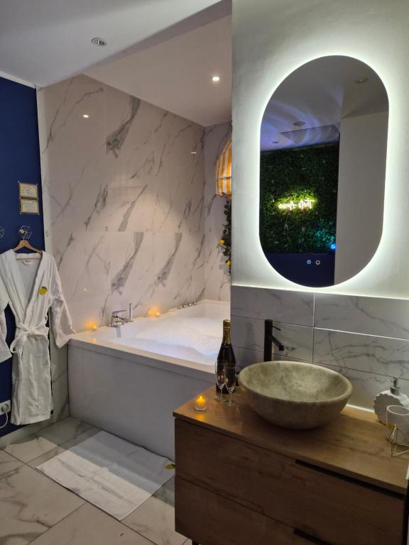 Ciao Bella Wellness Suite - Luxury Jacuzzi, Massage Table & AC in Central Nice - 4