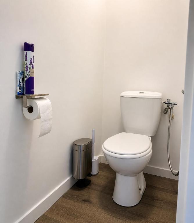 Beautiful bright 2-bedroom apartment 1 minute from the beach - 2