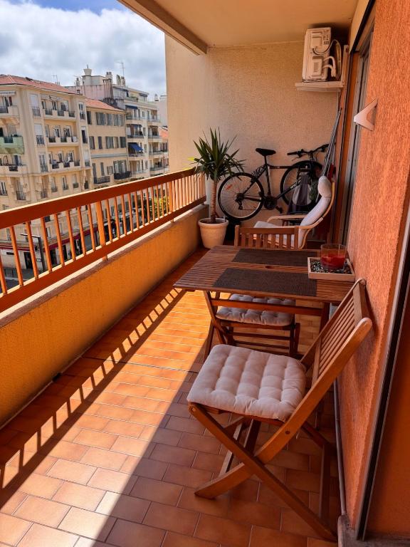 Beautiful bright 2-bedroom apartment 1 minute from the beach - 3