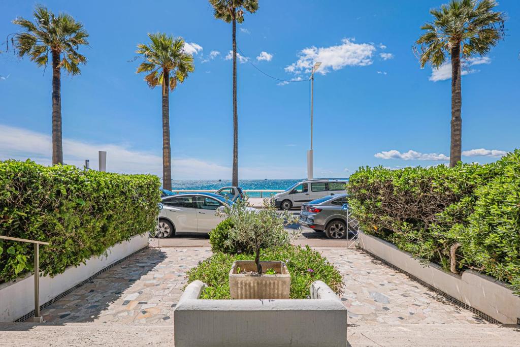 Exclusive Seafront Gem - Direct Beach Access - Terrace - Private parking - 8 people - Juan-les-Pins - 4