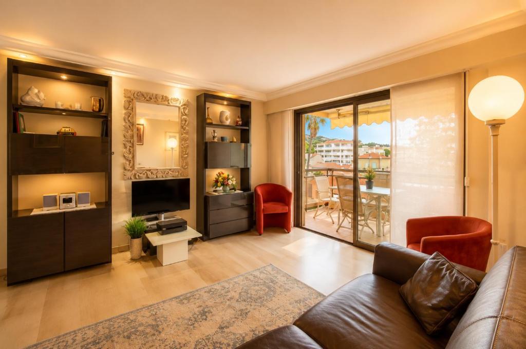 FRGK Athena Palm Beach 1BR Terrace, AC & Ultra-Fast Wi-Fi - 2