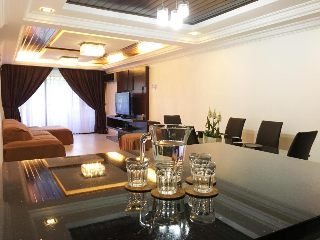 COZY 3 BEDROOMS APARTMENT PUTRA VILLA GOMBAK photo