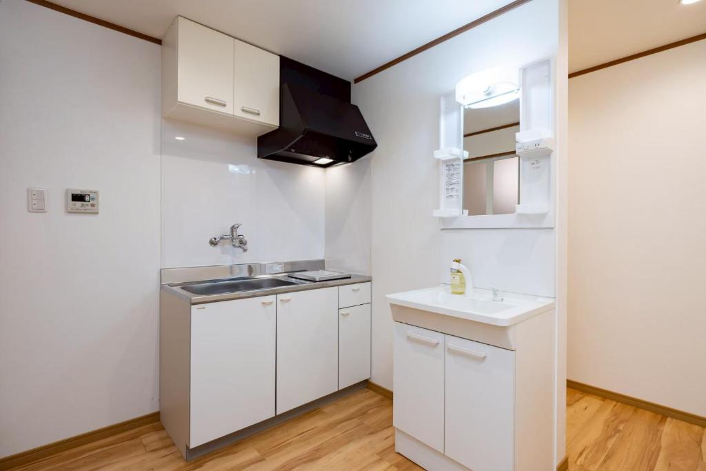Bridge Stay Tengachaya - Hotel Quality, Direct to Kansai Airport , 6-min Walk from Midosuji , Sakais
