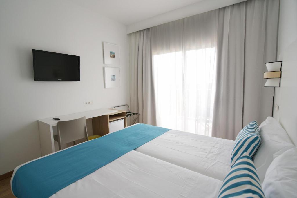 BLUESEA Playa Azul — Hotel rooms in Cala'n Porter, Balearic Islands