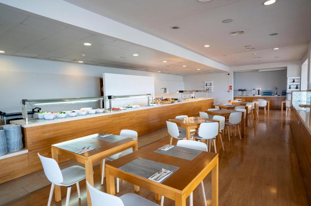 BLUESEA Playa Azul — Restaurant & bars in Cala'n Porter, Balearic Islands