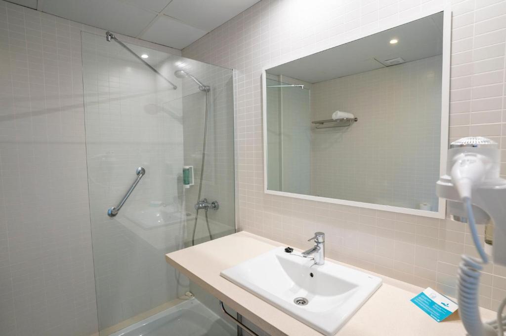 BLUESEA Playa Azul — Hotel rooms in Cala'n Porter, Balearic Islands