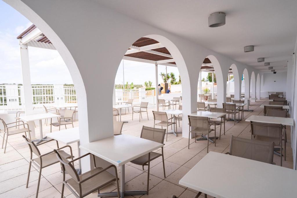 BLUESEA Playa Azul — Restaurant & bars in Cala'n Porter, Balearic Islands
