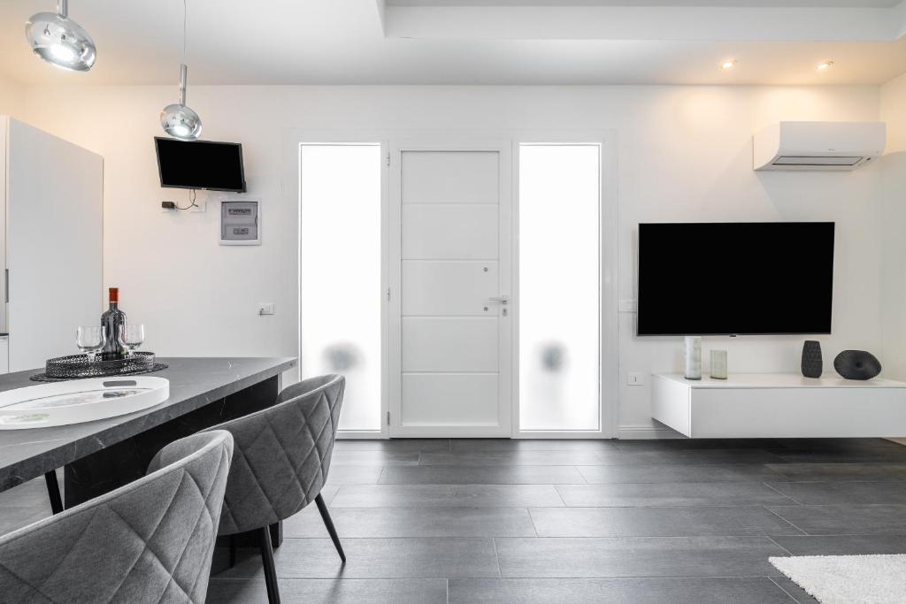 Black and White Apartment - 5