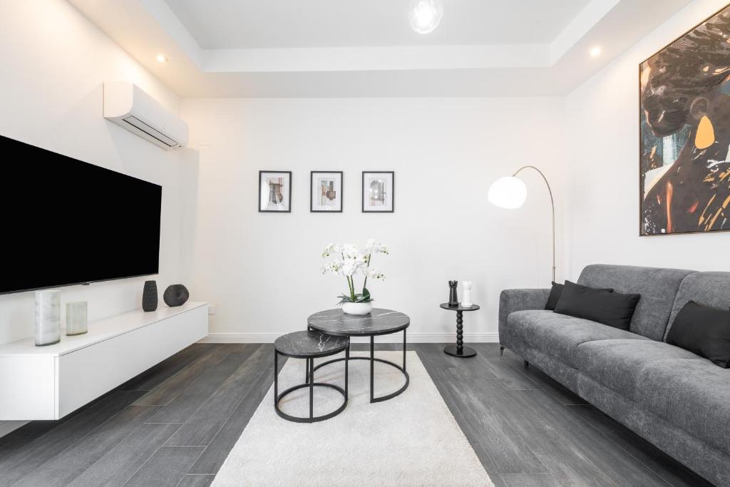 Black and White Apartment - 3
