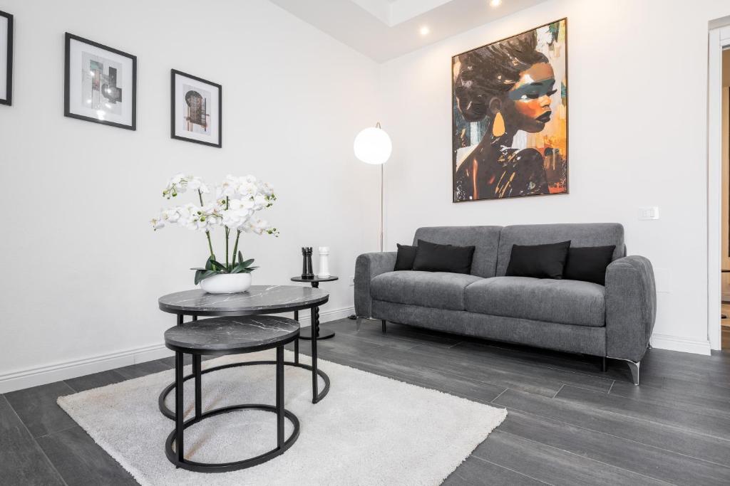 Black and White Apartment - 2