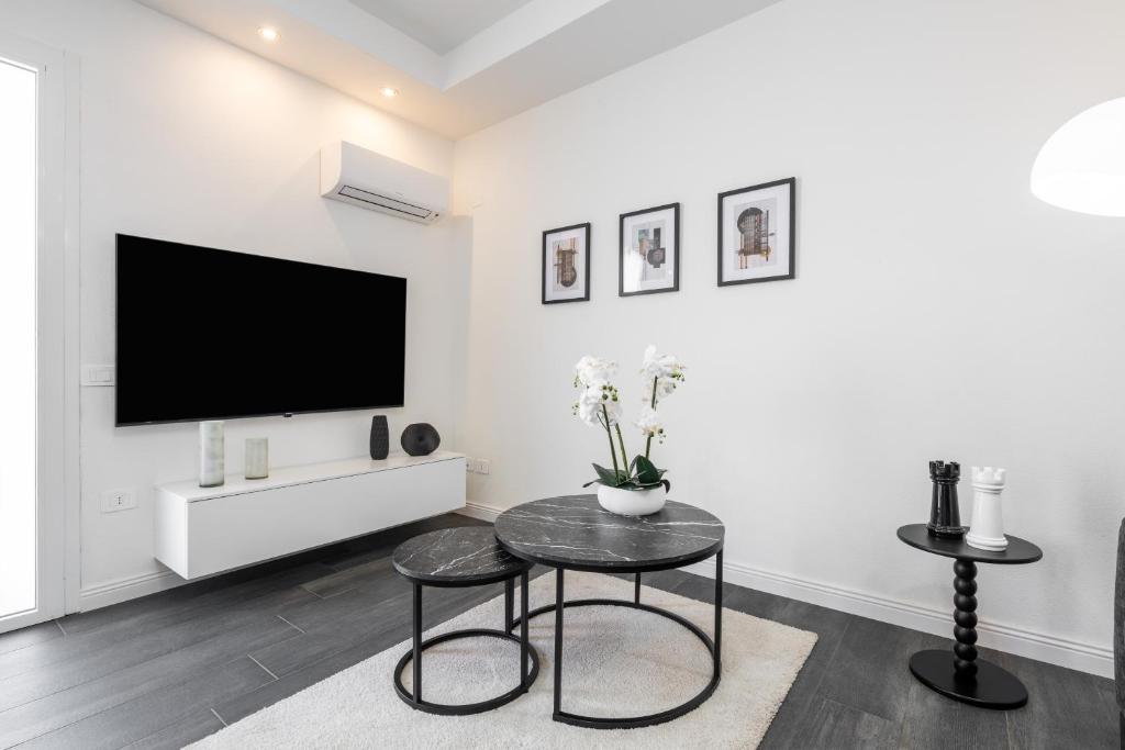 Black and White Apartment - 4