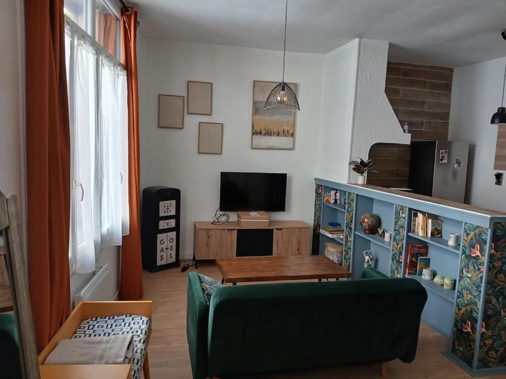 Two-bedroom apartment, downtown, parking, and private courtyard - 1