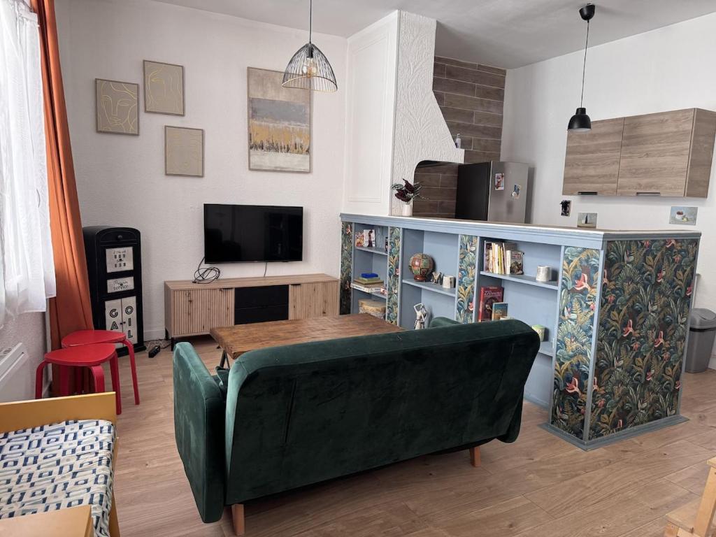 Two-bedroom apartment, downtown, parking, and private courtyard - 3