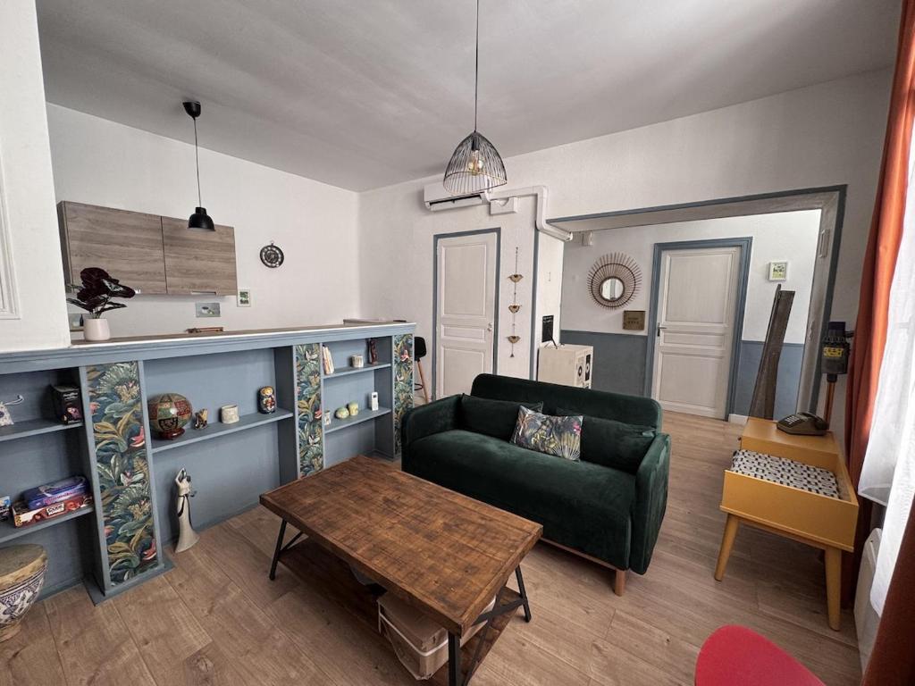 Two-bedroom apartment, downtown, parking, and private courtyard - 2