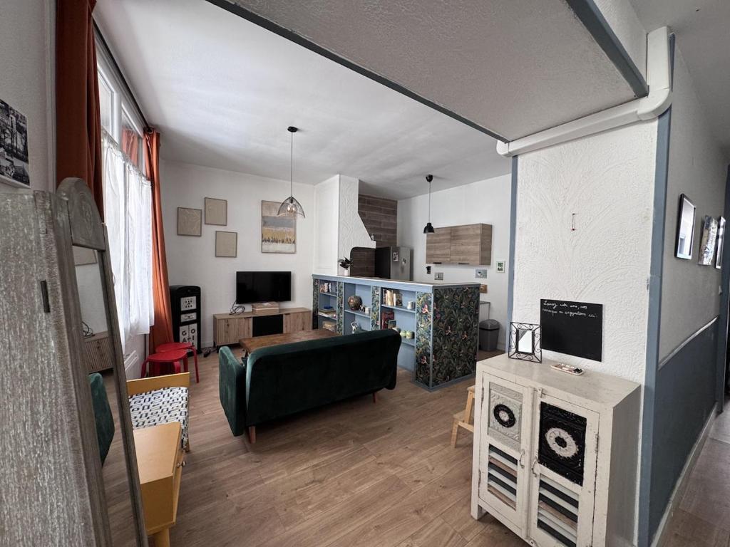 Two-bedroom apartment, downtown, parking, and private courtyard - 4
