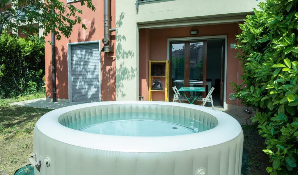 Garden Jacuzzi House - 1