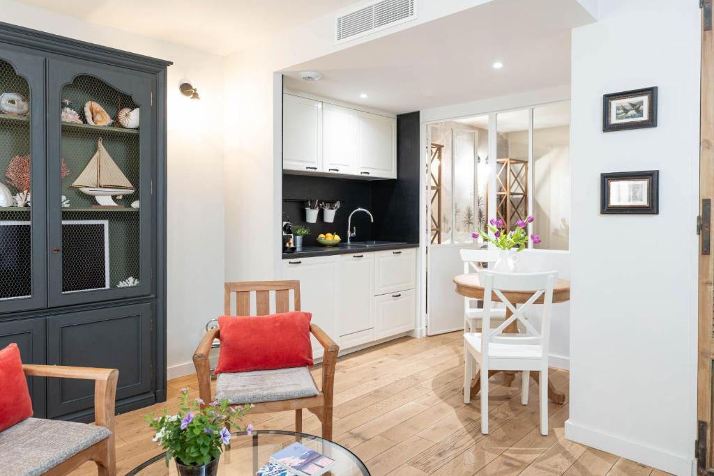 Les Petits Volets Appartements à 100m de la mer - 5