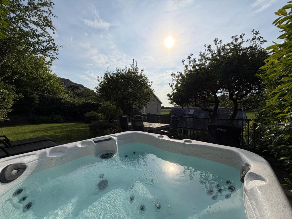 Lovely Cottage in Snowdonia with Hot Tub, Fairbourne photo 3