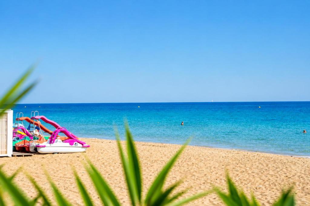 Apartamento Duna en Dénia, Urb Playa Grande, con vistas al jardín, piscina y acceso directo a la playa by Family Homes - 3