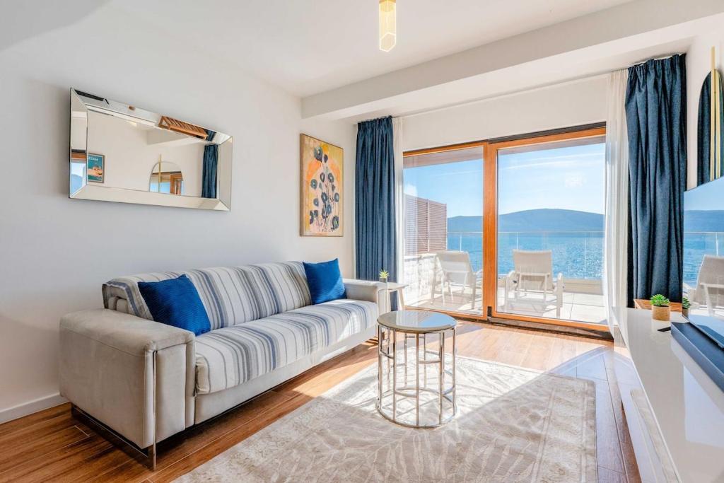 Seaview & beach access, brand new apartment - 1
