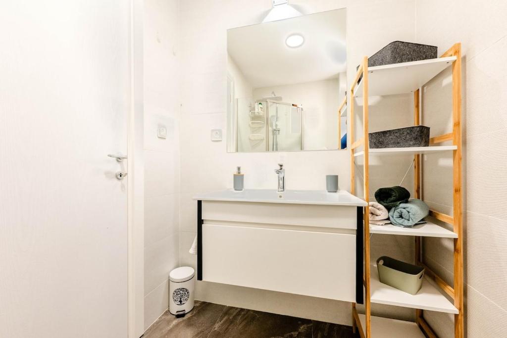 Seaview & beach access, brand new apartment - 4