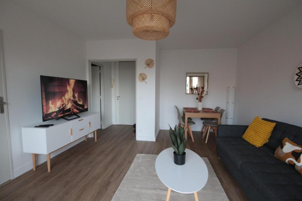 1 Room & Balcony - Buttes-Chaumont / Belleville - 4