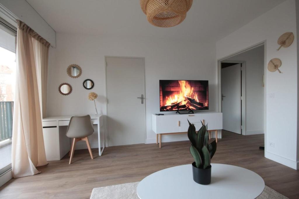 1 Room & Balcony - Buttes-Chaumont / Belleville - 5