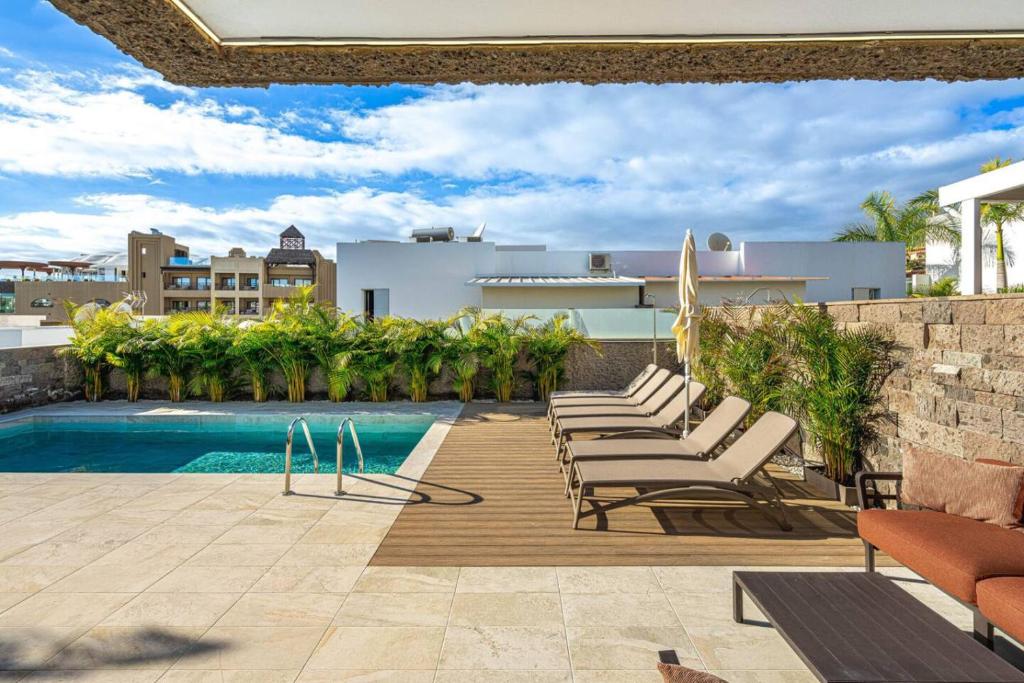 Prime location 5-bedroom villa, Playa Del Duque - 2
