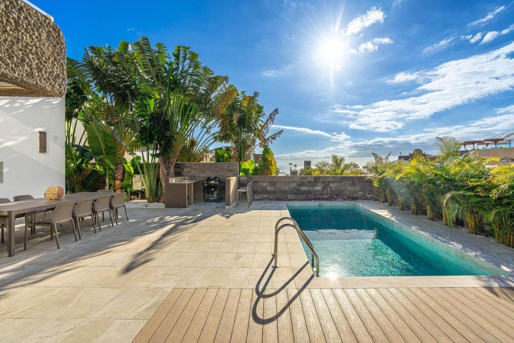 Prime location 5-bedroom villa, Playa Del Duque - 1