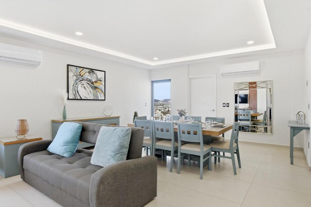 New Lux Tower with Double King bed great Views on the Malecon - 1