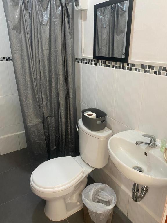 Linda habitación individual en primer piso con baño privado y cocina compartida - 4