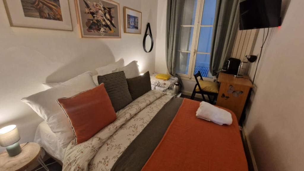 Center ,1minute gare Montparnasse ,rue de Renne 6 eme, close to Eifel tour ,Notre Dame and Louvre meusm,aoesome place ,good for trip - 2