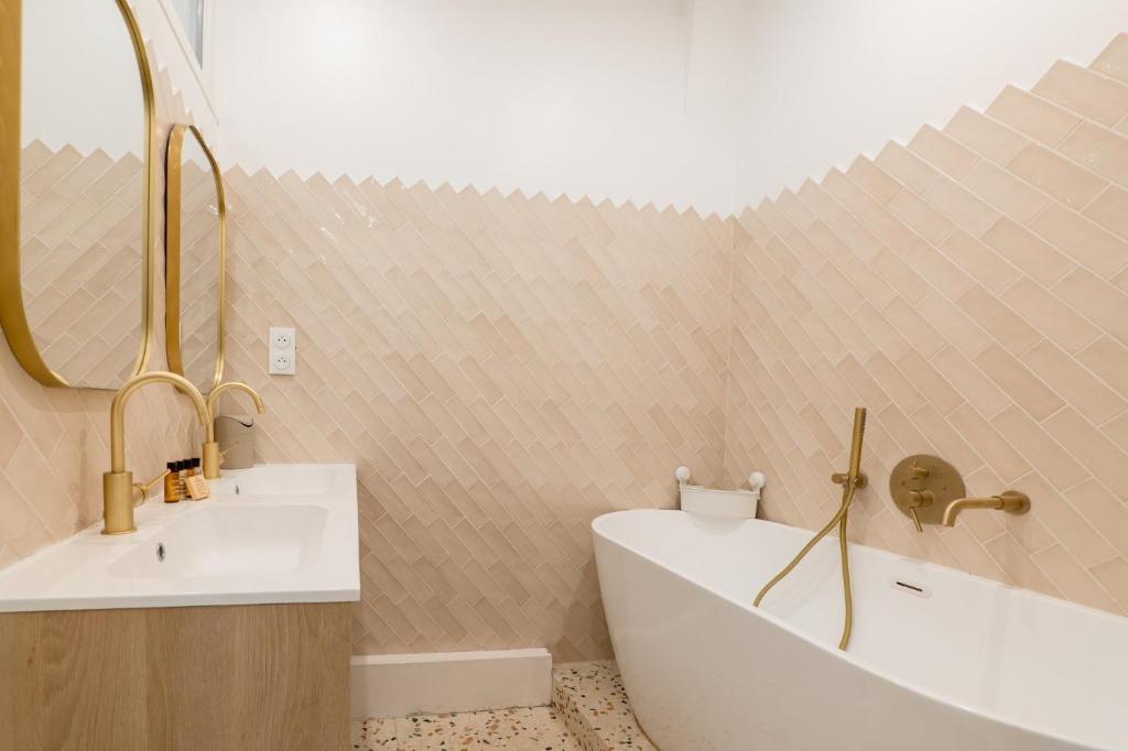 Luxury Designer 1BR in Central Paris - 5