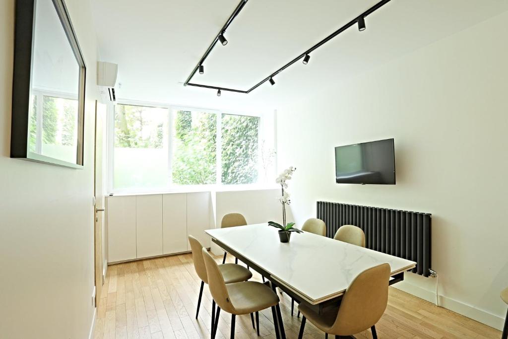 Luxurious Duplex with Private Sauna & Home Theater - 4