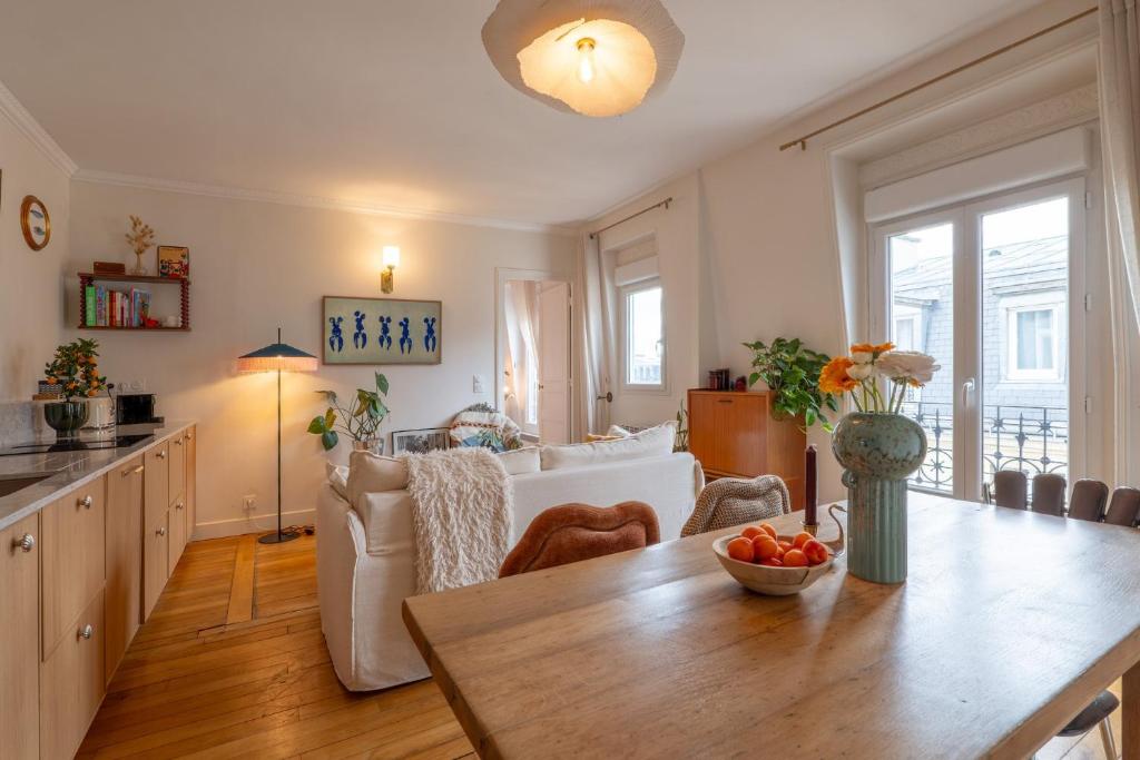 Charming 1BR Top Floor in Montmartre with Elevator - 4