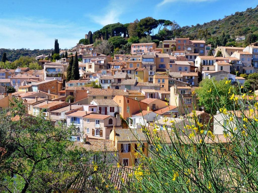 Studio climatisé avec terrasse, piscine, proche plage et commerces à Bormes-les-Mimosas - FR-1-610-3 - 3