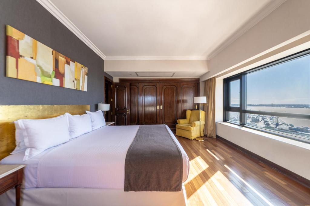 Radisson Montevideo Victoria Plaza Hotel - 4