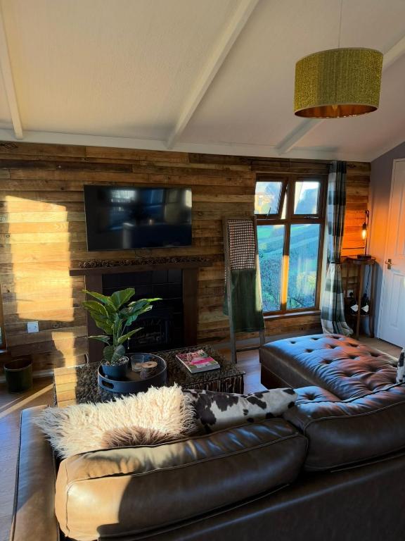 Woodside Lodge, Weybourne, Weybourne - pet-friendly stay