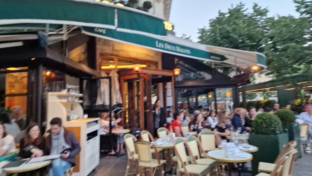 Center ,1minute gare Montparnasse ,rue de Renne 6 eme, close to Eifel tour ,Notre Dame and Louvre meusm,aoesome place ,good for trip - 3
