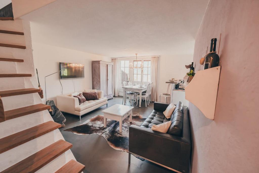 Surfers Horizon Loft with Balcony & Panoramic views - 1