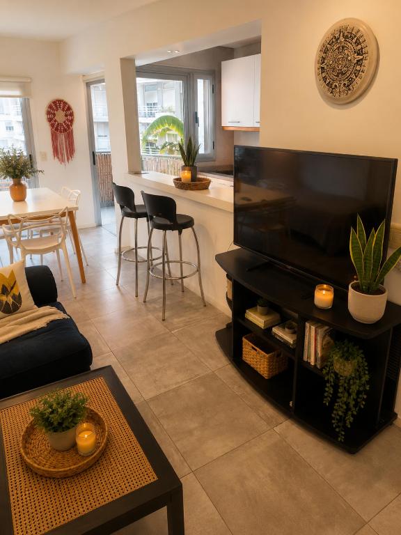 Departamento con living, dormitorio, parrilla y cochera para auto o SUV - 2