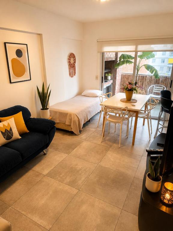Departamento con living, dormitorio, parrilla y cochera para auto o SUV - 1
