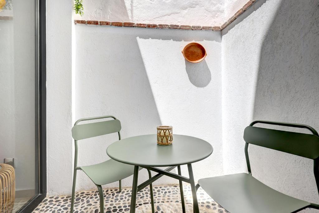 Historic Townhouse, Rooftop and Courtyard - 3