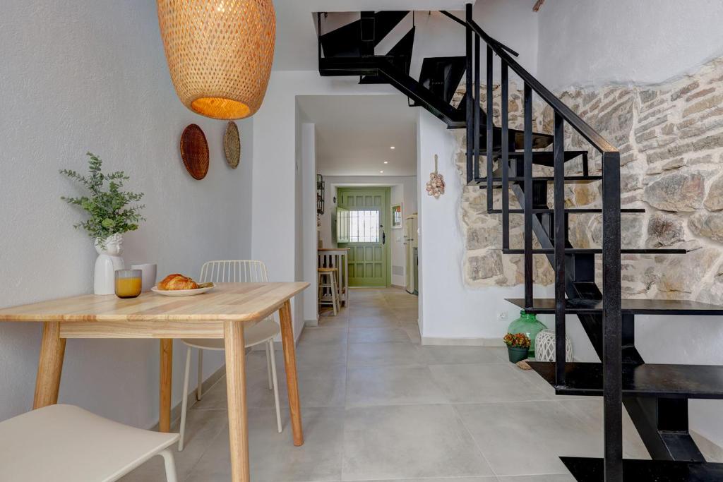 Historic Townhouse, Rooftop and Courtyard - 4