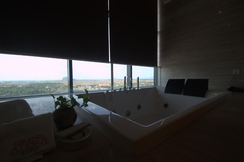 โรงแรมแกรนด์ อโลรา (Grand Alora Hotel)